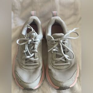 Under Armour Charged Asset 10 – Girls Size 4.5